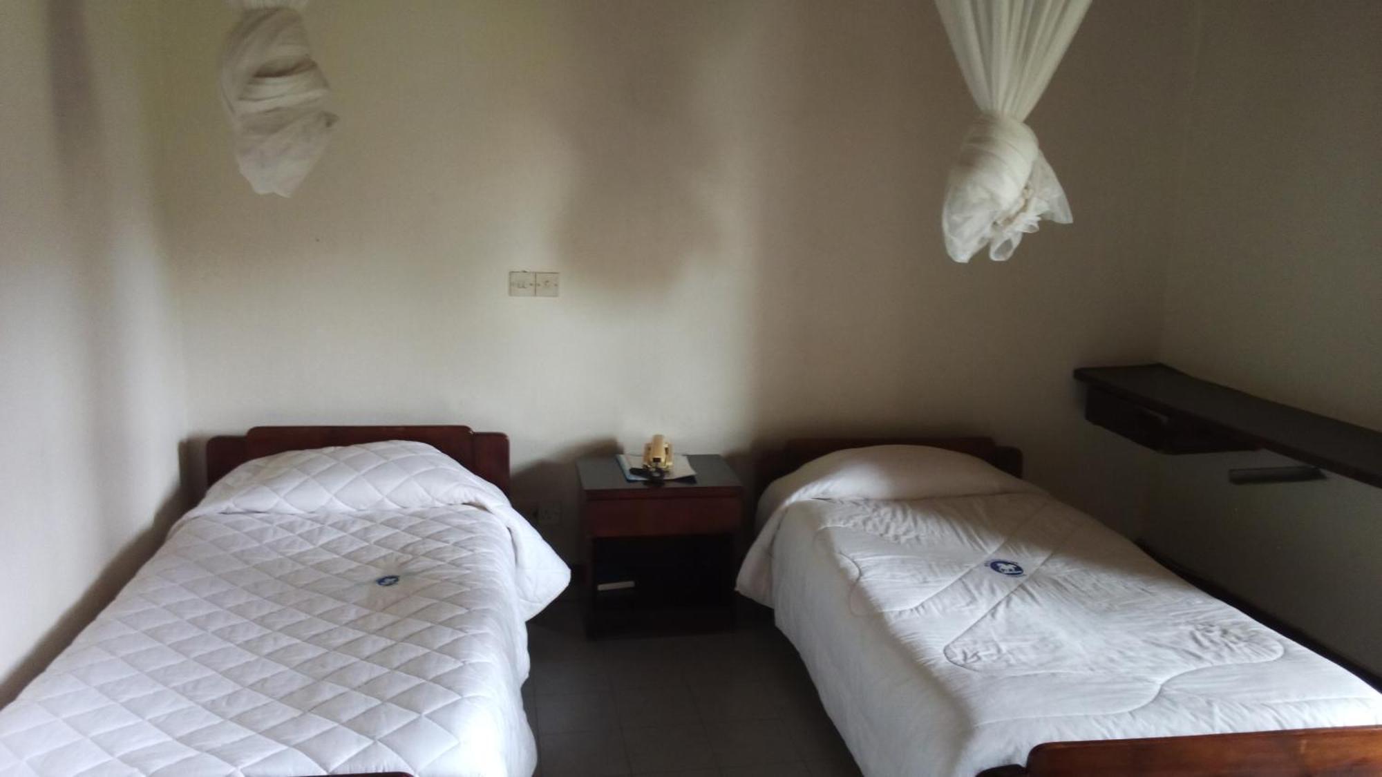 White Horse Inn Kabale ภายนอก รูปภาพ