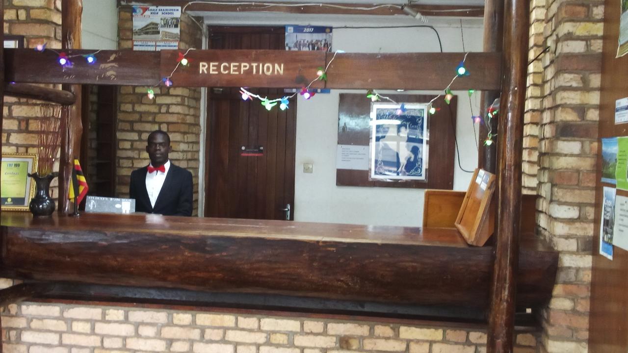 White Horse Inn Kabale ภายนอก รูปภาพ